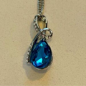 Aquamarine pendant with silver necklace